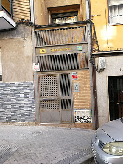 Puerta del portal antes de ser pintada